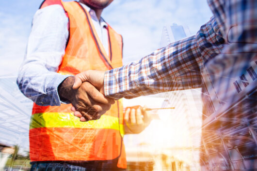 Handschlag zwischen Bauunternehmen und Kunde